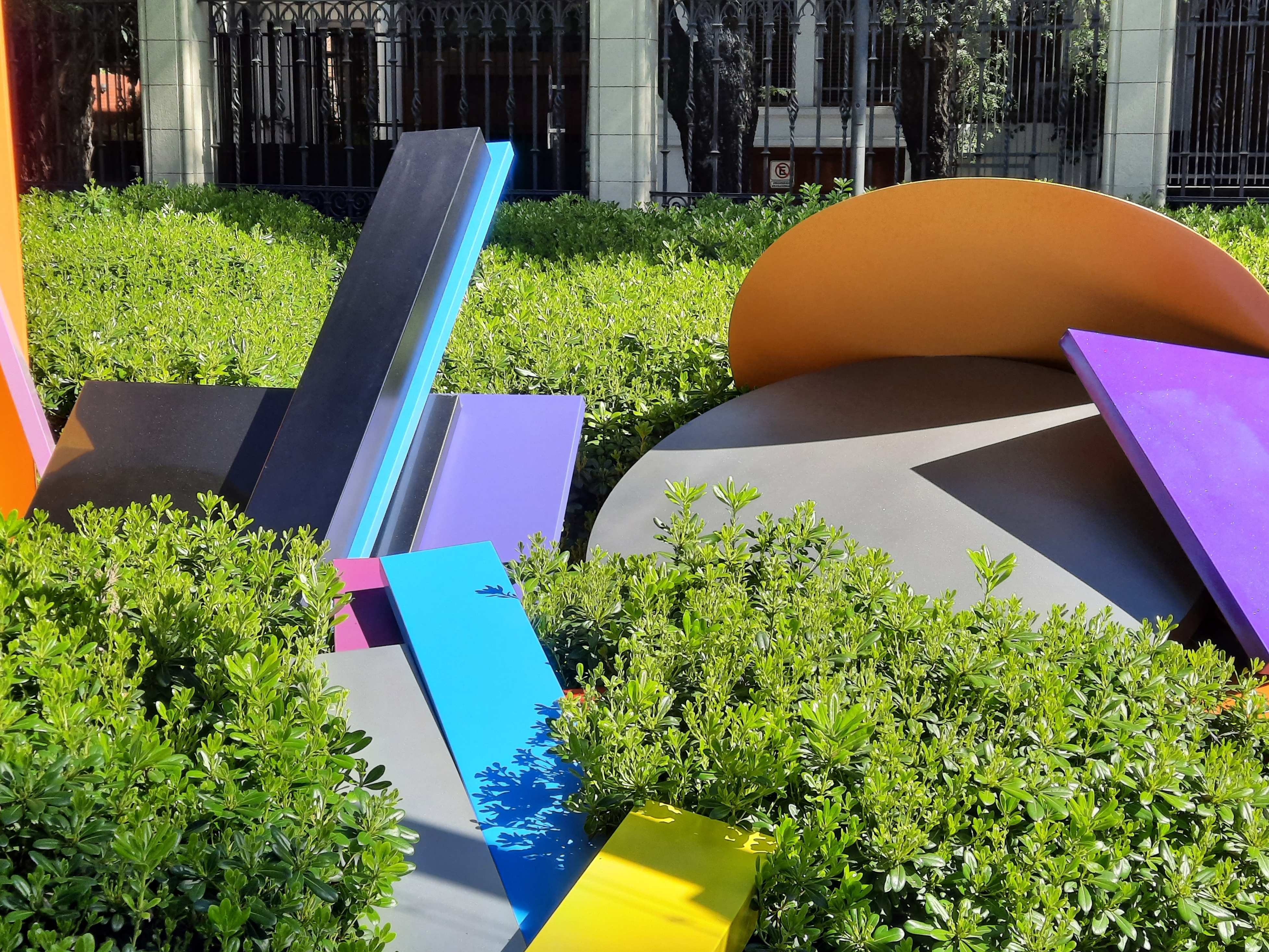 Vista detallada de formas geométricas en los jardines de la Embajada de Alemania