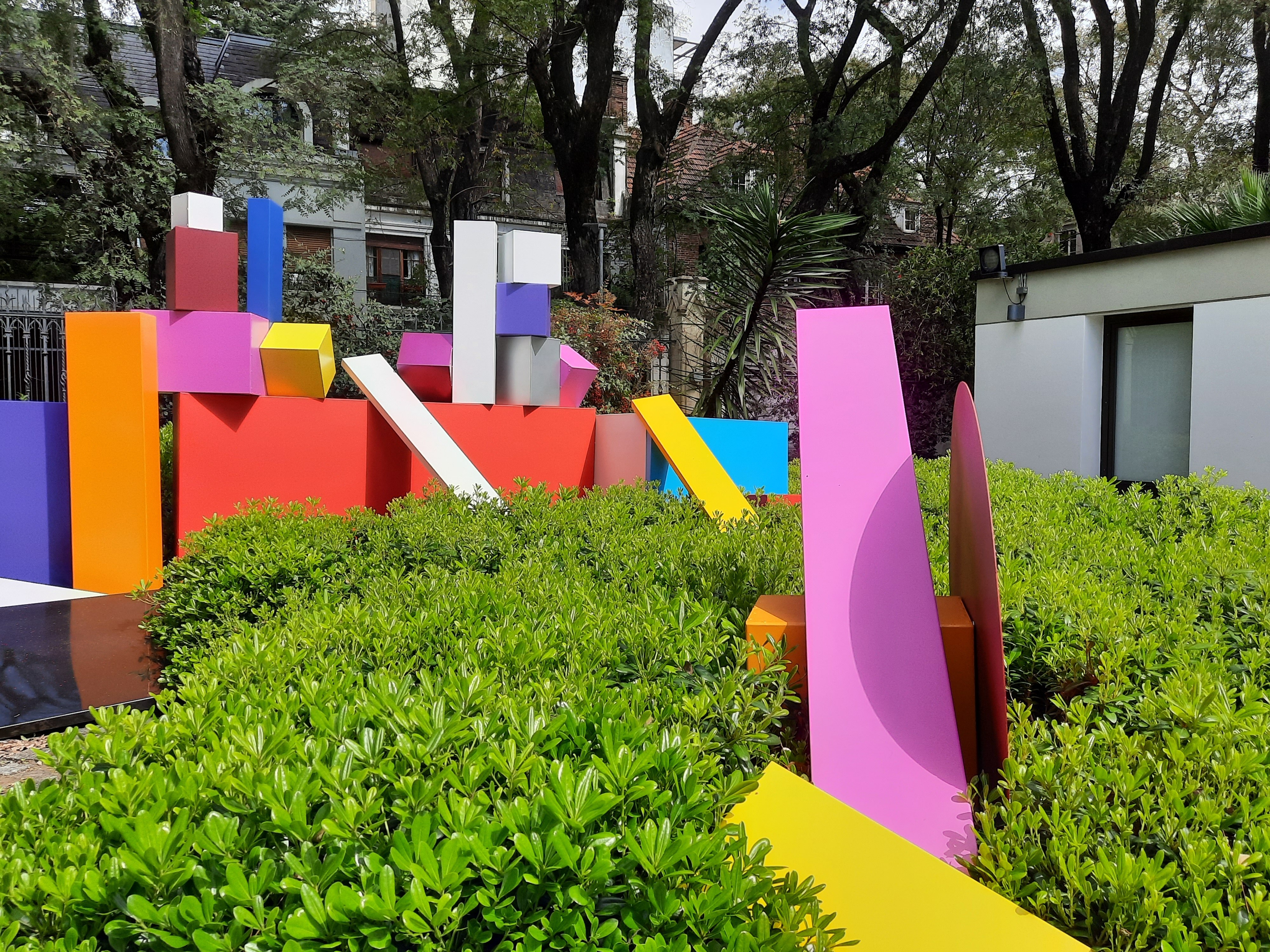 Agrupación de elementos geométricos en contraste con la arquitectura institucional