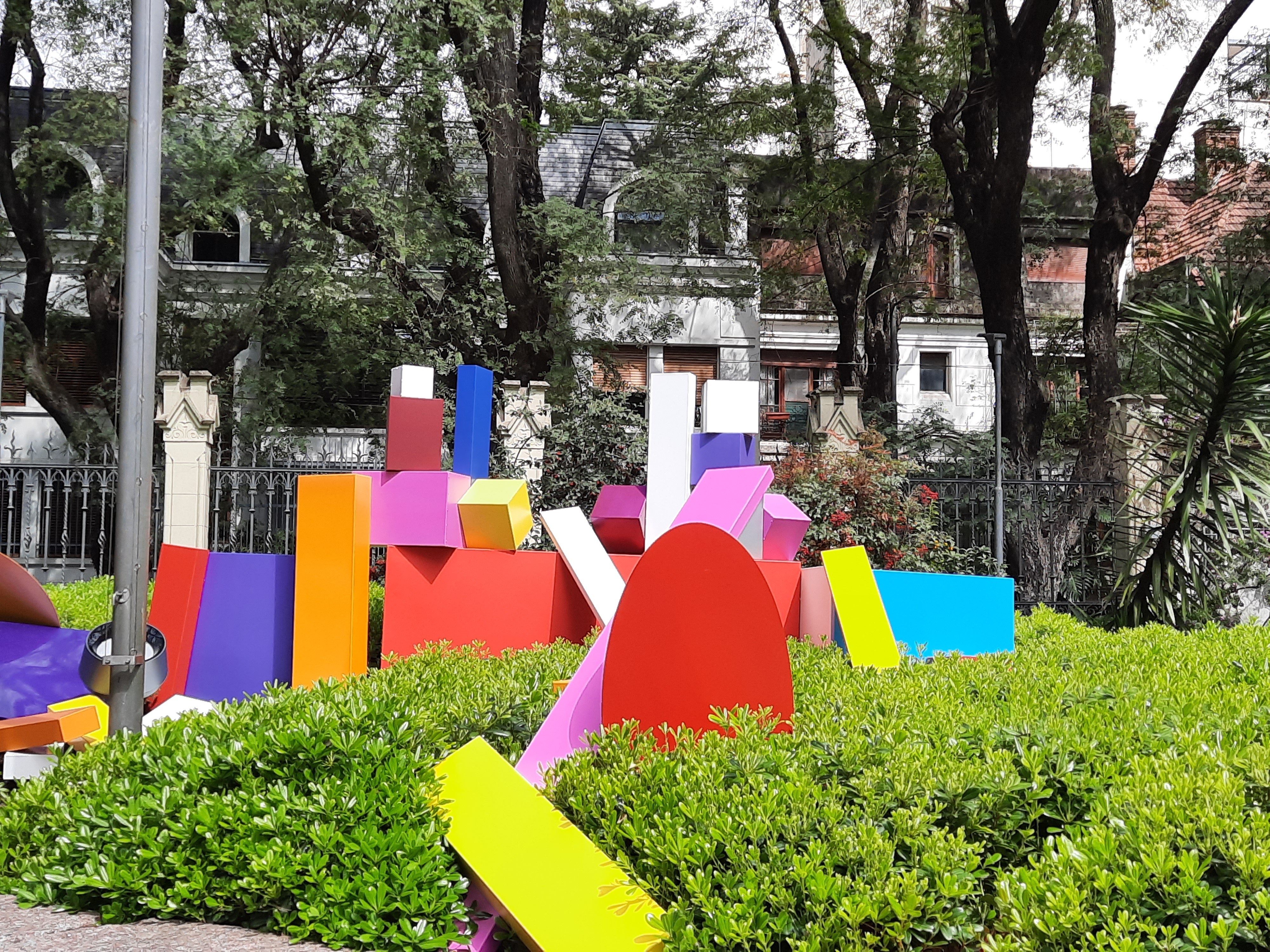 Vista panorámica de la intervención completa en los jardines diplomáticos