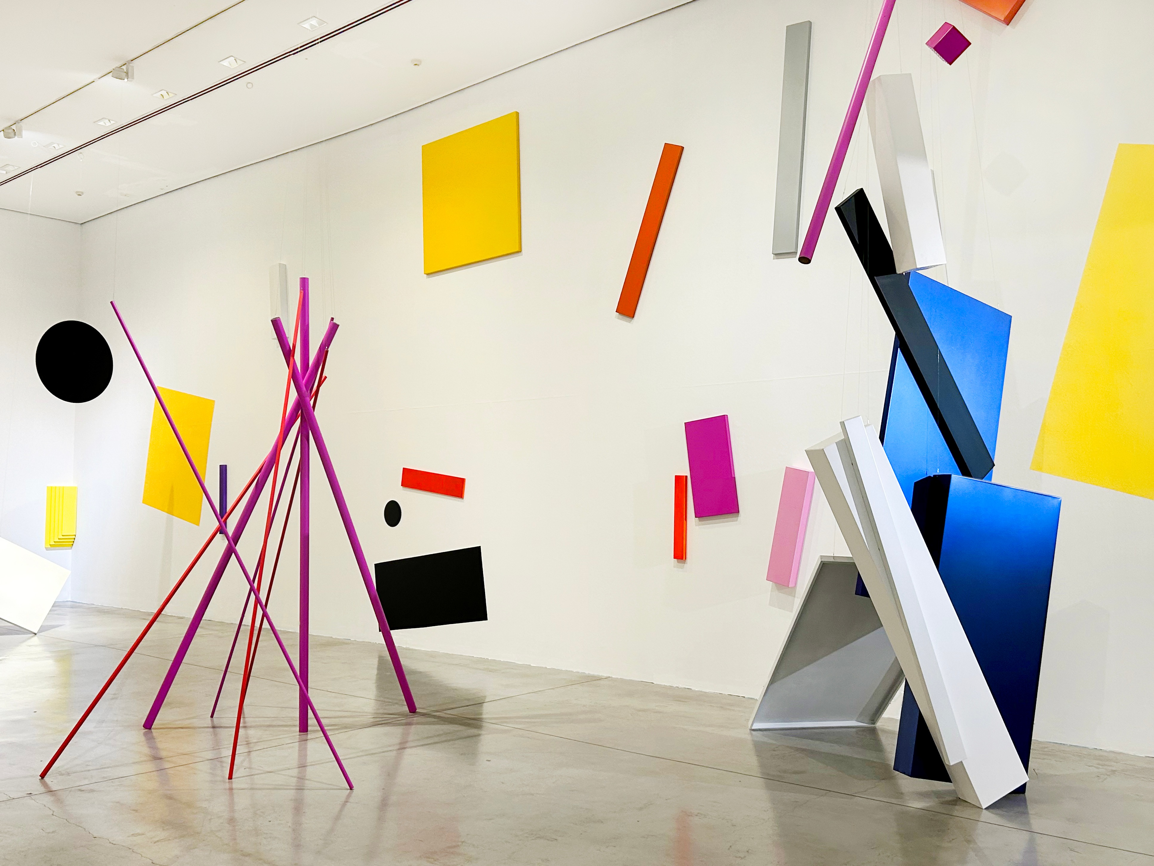 Vista general con esculturas geométricas, Sala 5