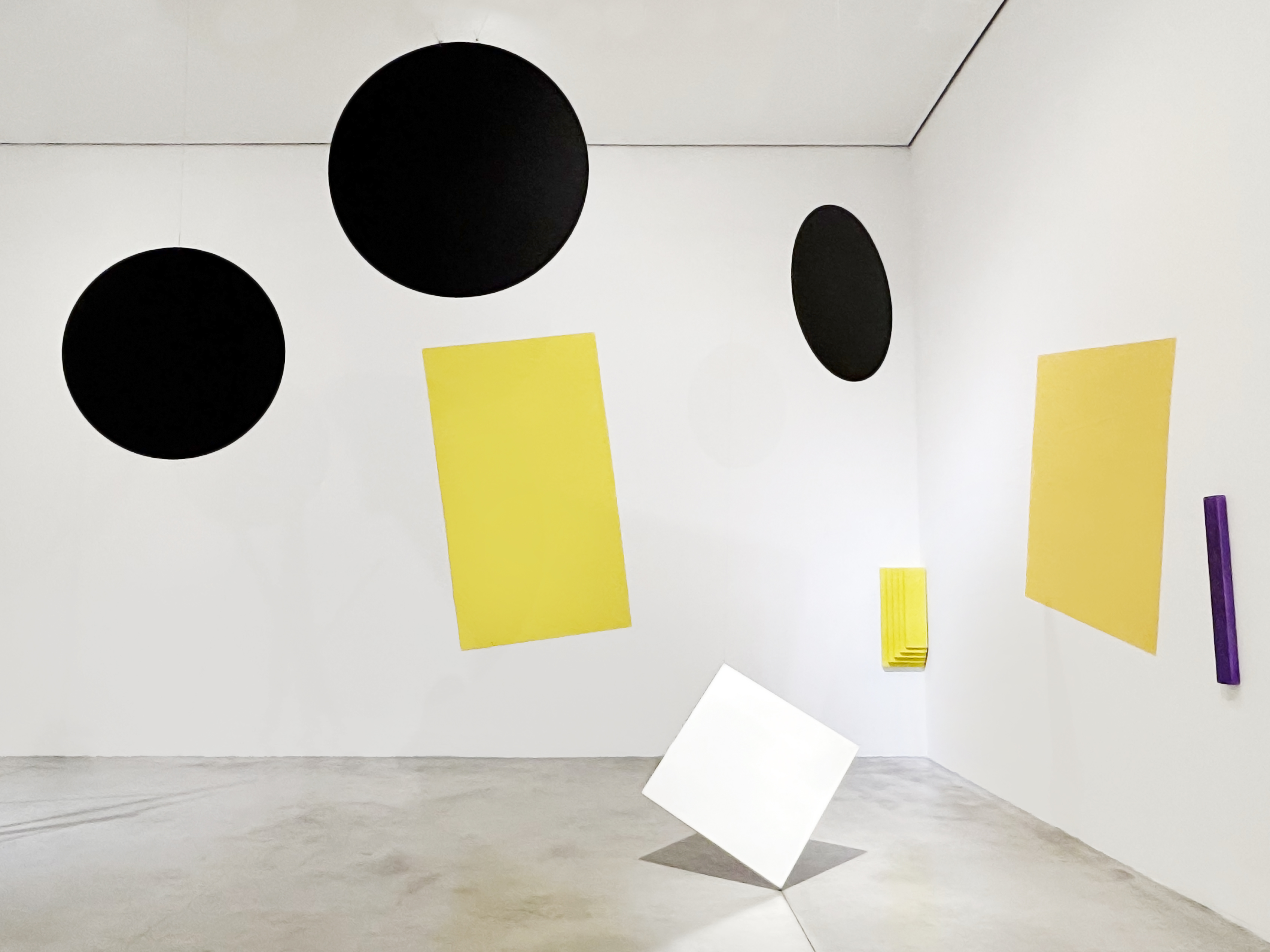 Instalación mural con formas geométricas, Sala 5