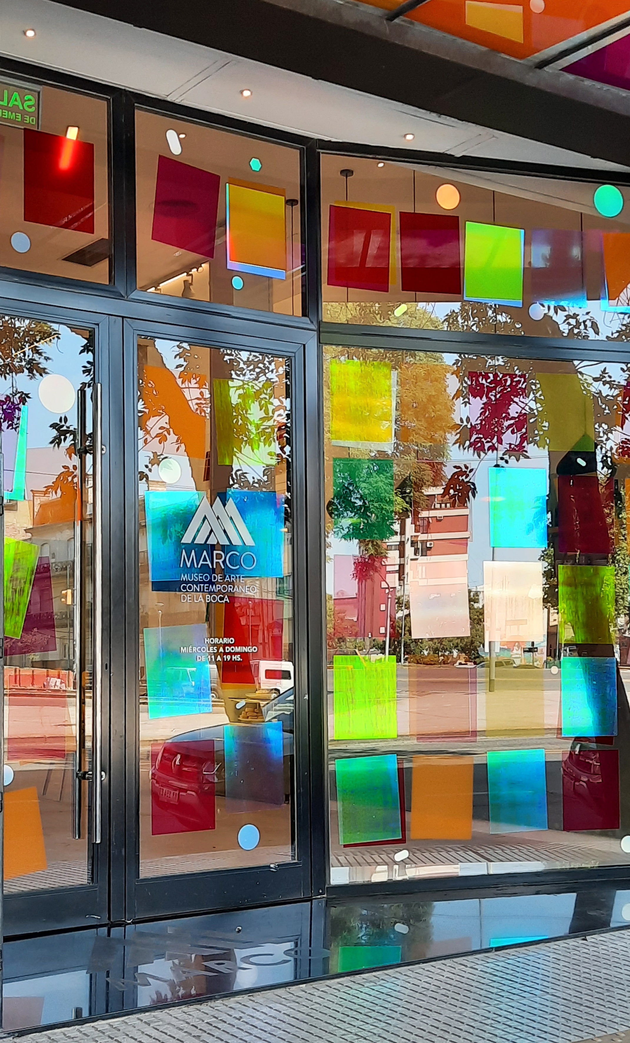 Fachada exterior del Museo MARCO con la exposición visible desde la calle, La Boca