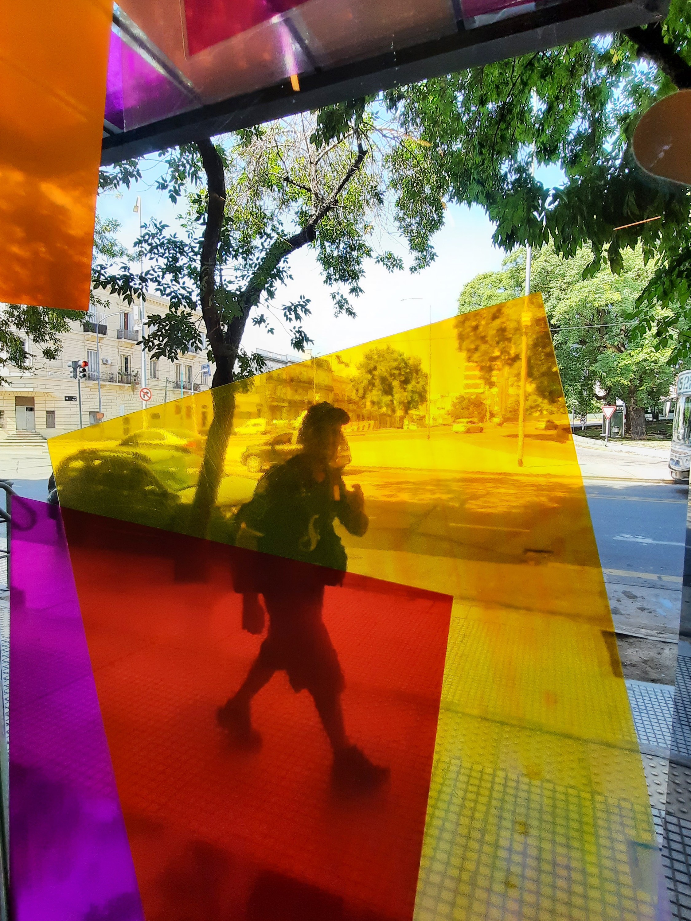 Silueta de visitante vista a través de filtros de color desde el interior, Museo MARCO