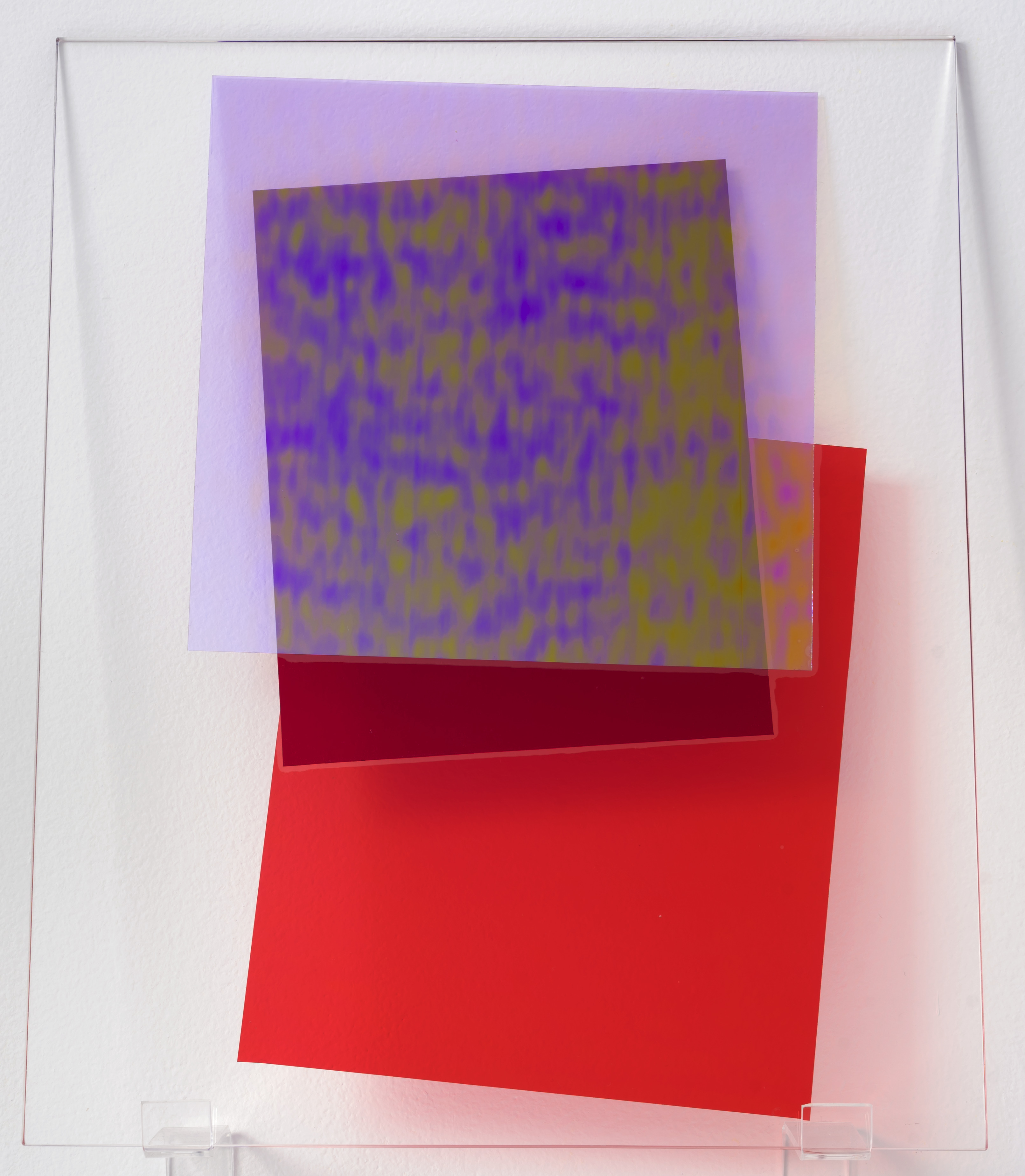 Obra enmarcada con materiales transparentes en púrpura y rojo, Museo MARCO