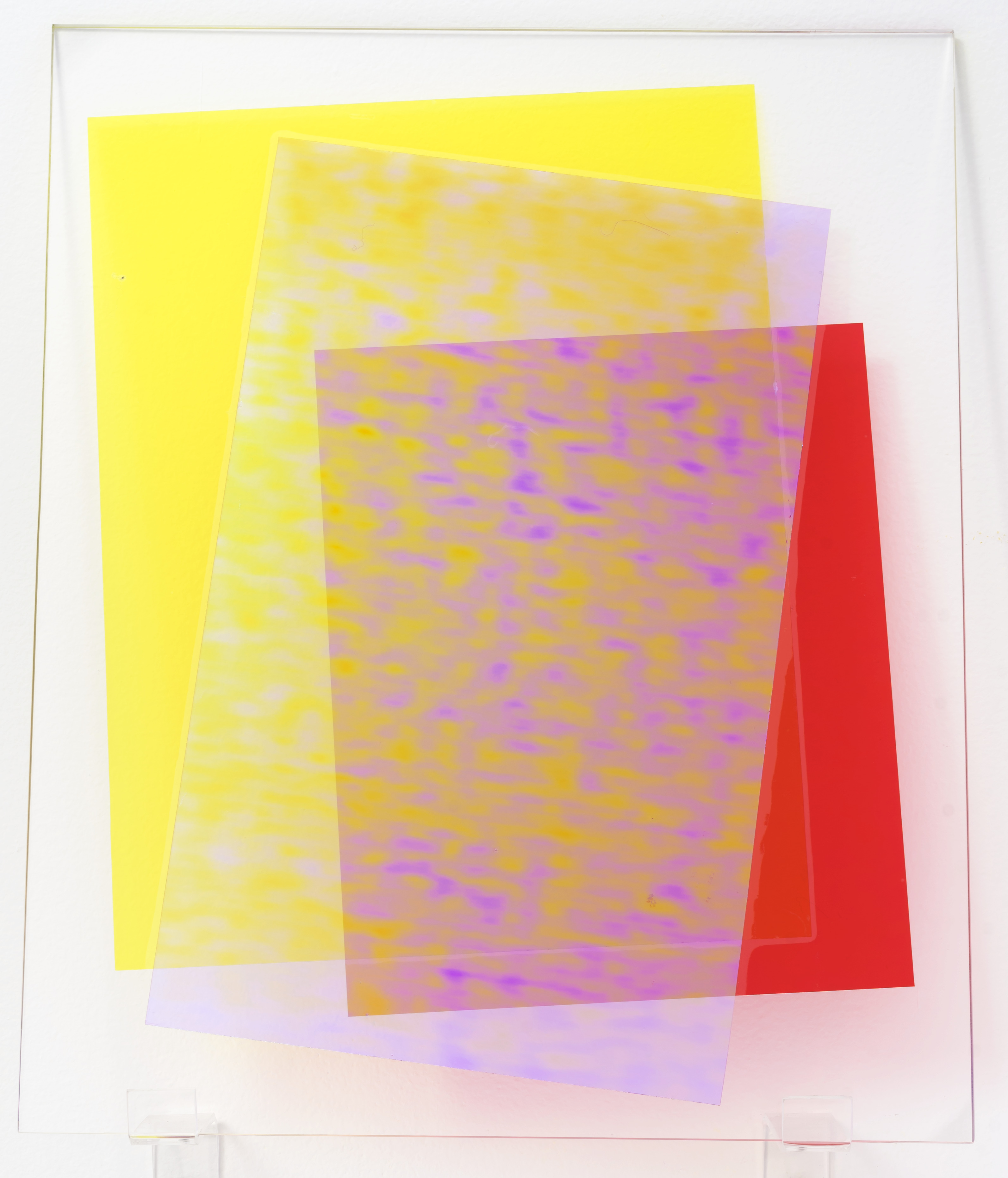 Composición enmarcada con materiales transparentes en amarillo, púrpura y rojo, Museo MARCO