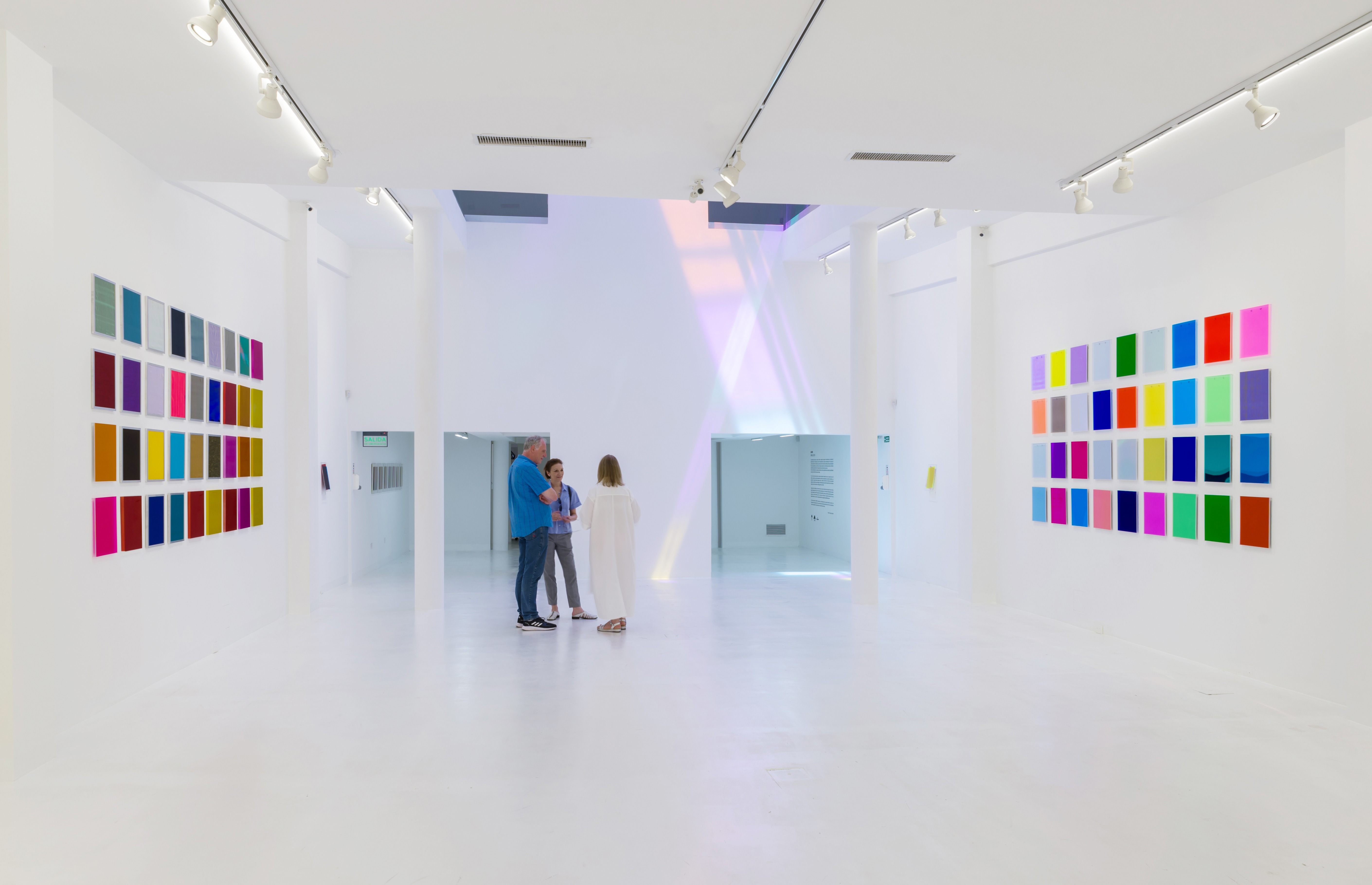 Visitantes en el espacio principal con proyecciones de luz, Museo MARCO