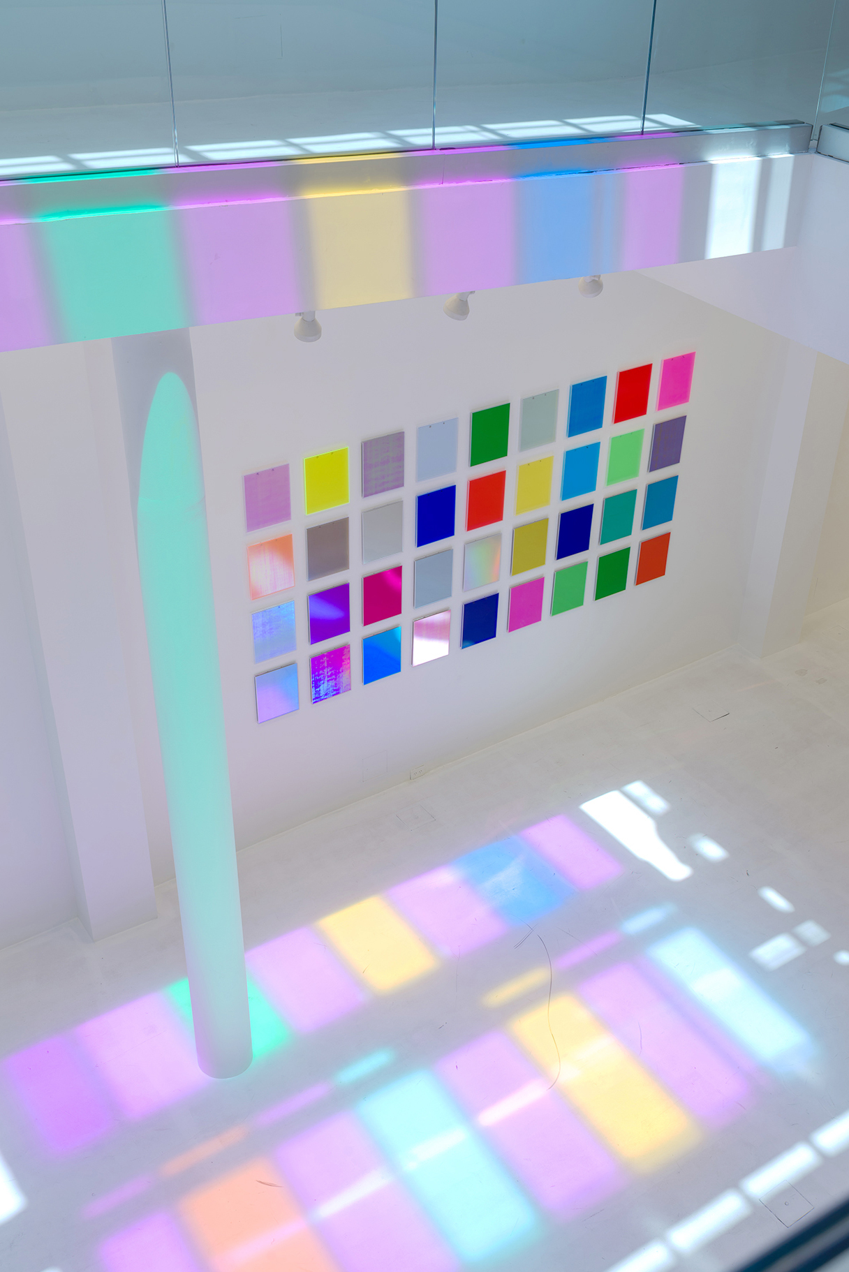 Vista aérea del catálogo de materiales con proyecciones de luz en el suelo, Museo MARCO