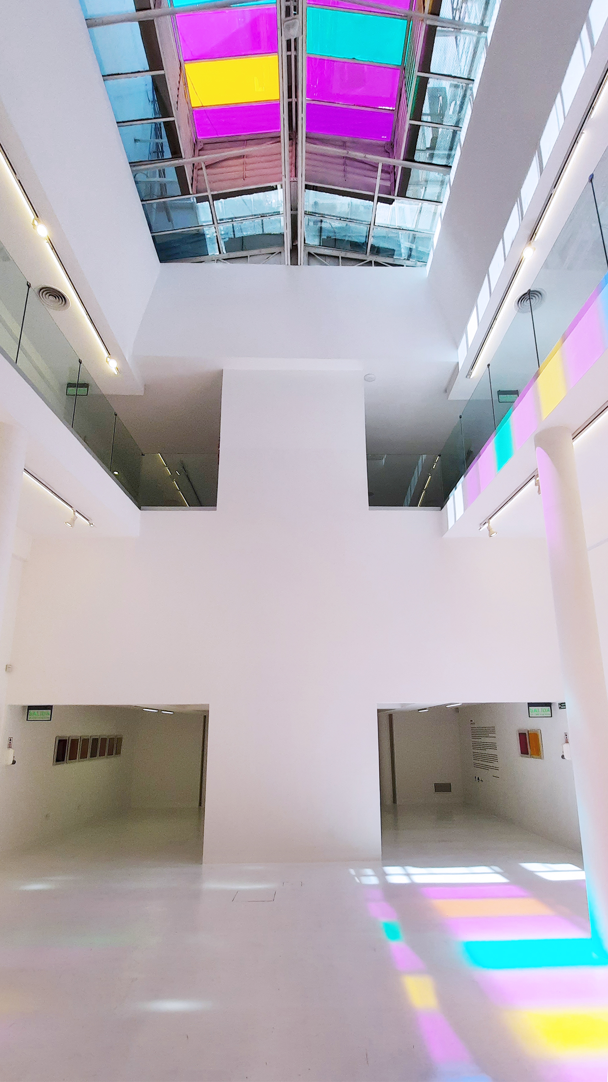 Atrio central con lucarna de colores y proyecciones lumínicas, Museo MARCO
