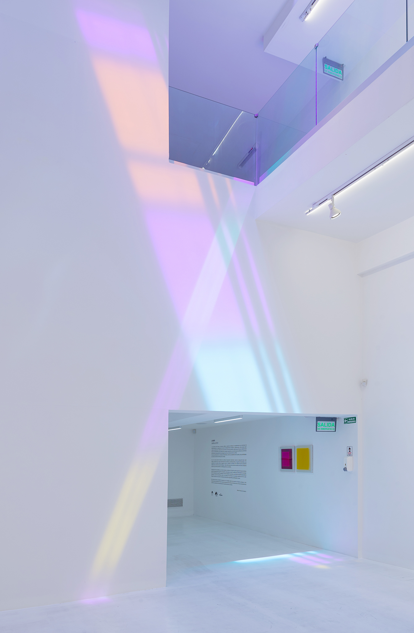 Proyecciones de luz coloreada en las paredes del museo, Museo MARCO